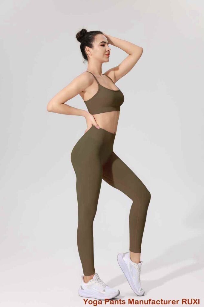 Pantalones de yoga de corte acampanado cortos para mujer