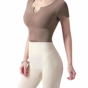 Sujetador deportivo blanco con tiras y sujeción elegante